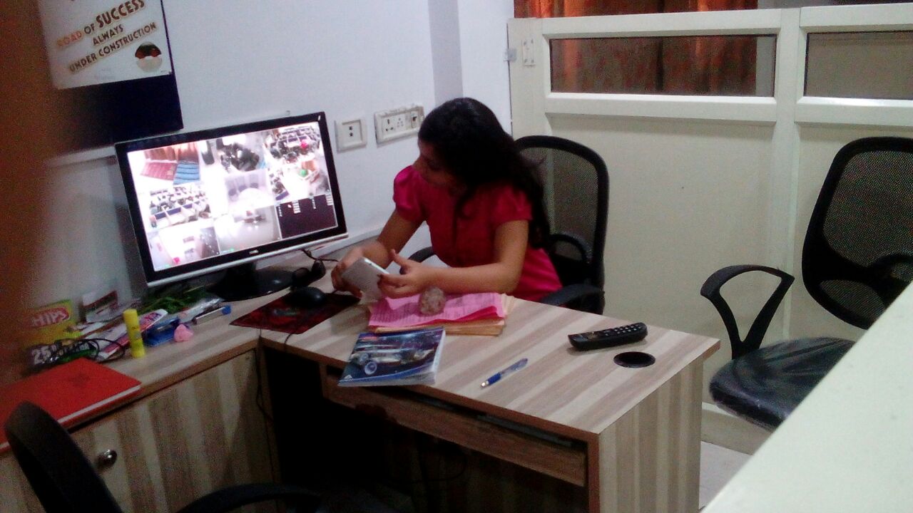 Spacious, well-organised study hall at Achievers' Library Paschim Vihar with comfortable seating